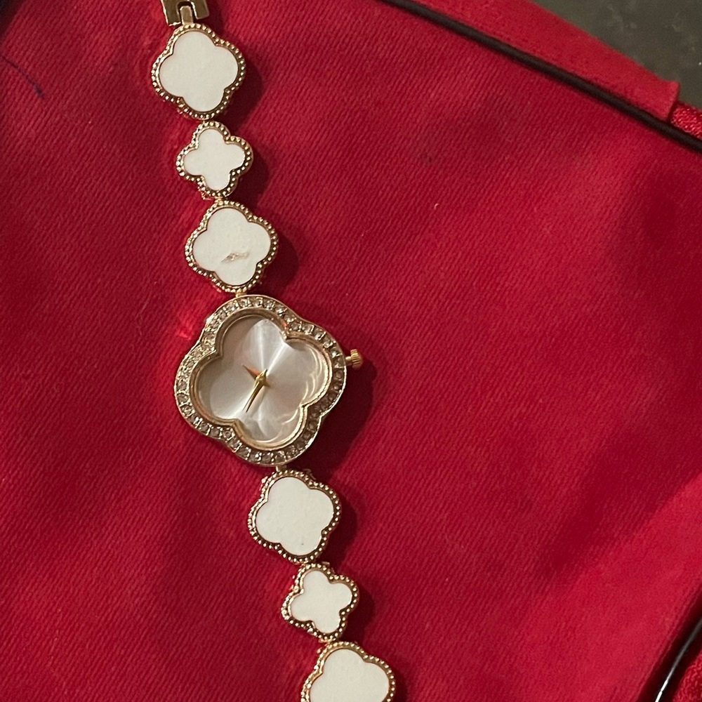 Elegant Gold and White Watch clover design - Picture 3 of 6